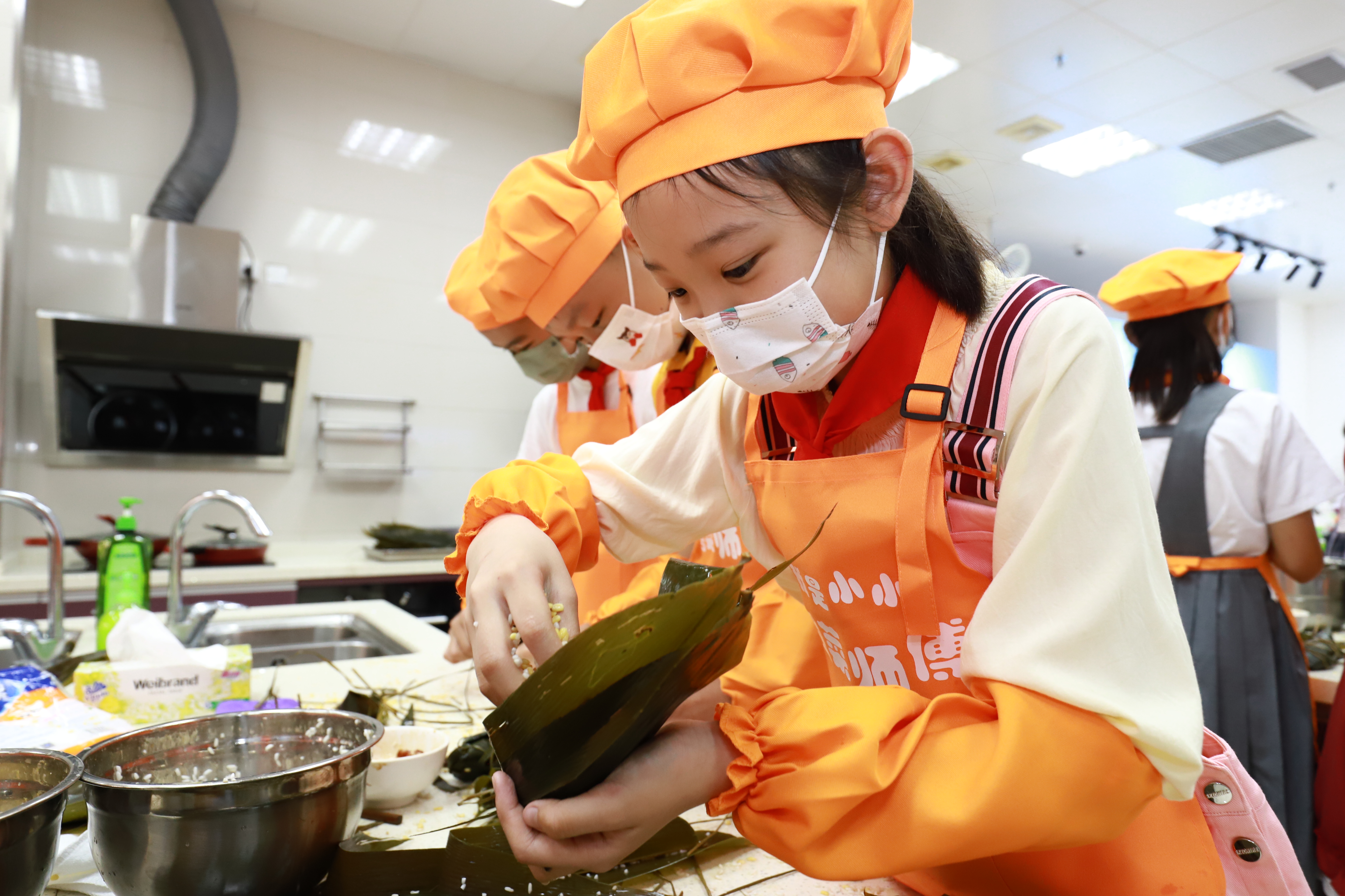 化身小厨师、小画家、小演员……南粤儿童参与丰富活动欢度“六一”