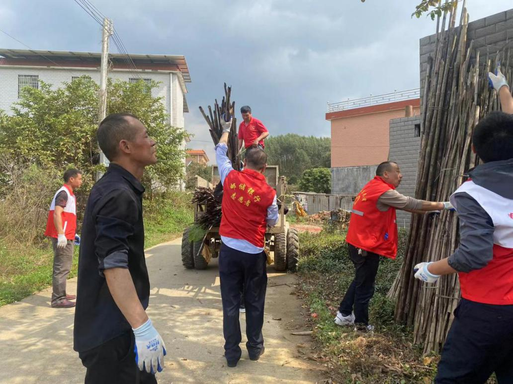 学雷锋精神，助力百千万工程——邮储银行曲江区支行开展志愿服务活动