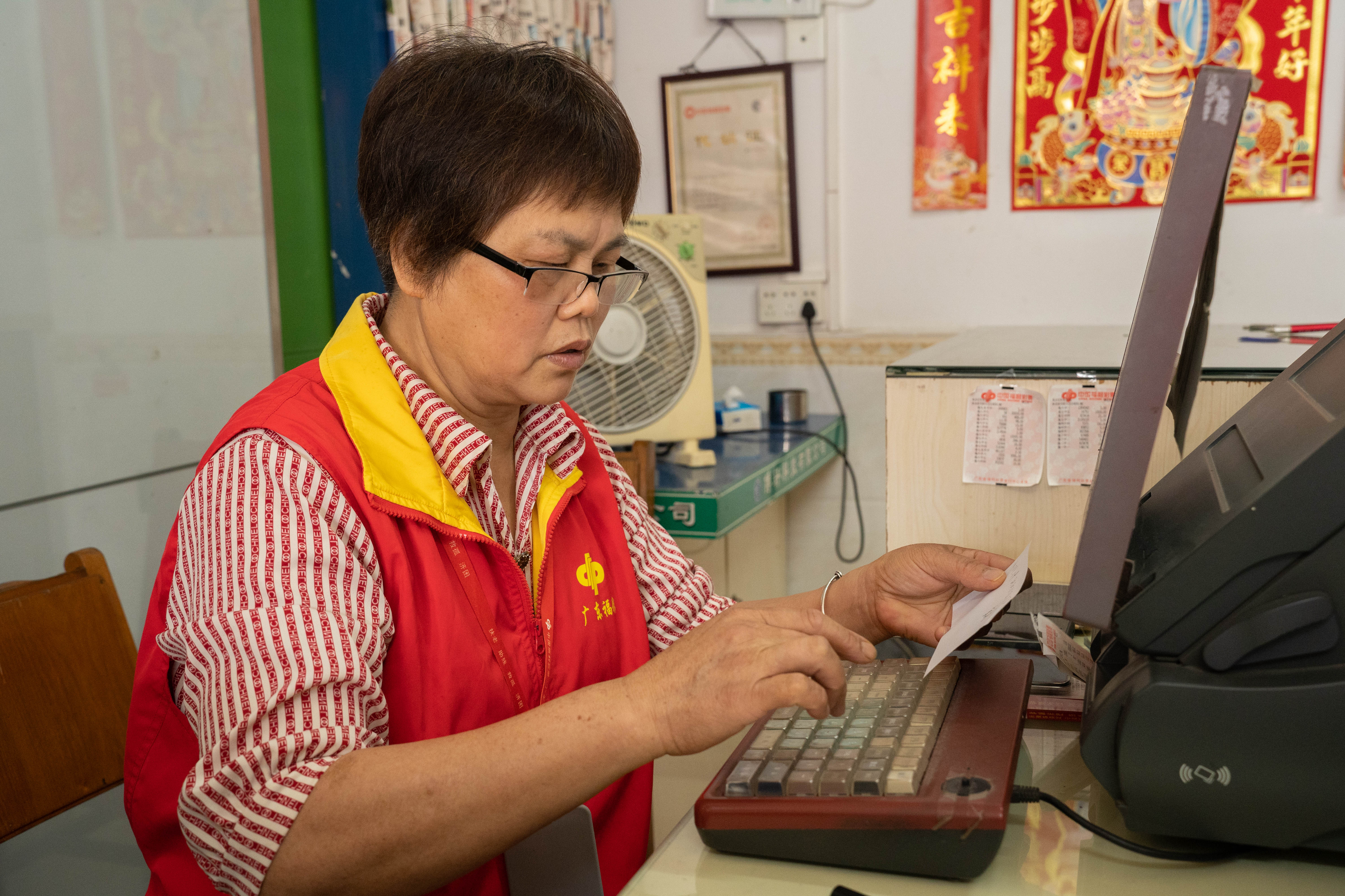 “广东好人”袁梅连：连夜送回近千万大奖彩票，树立诚信经营金字招牌