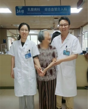 97岁阿婆乳腺肿瘤 专家巧手保乳切瘤