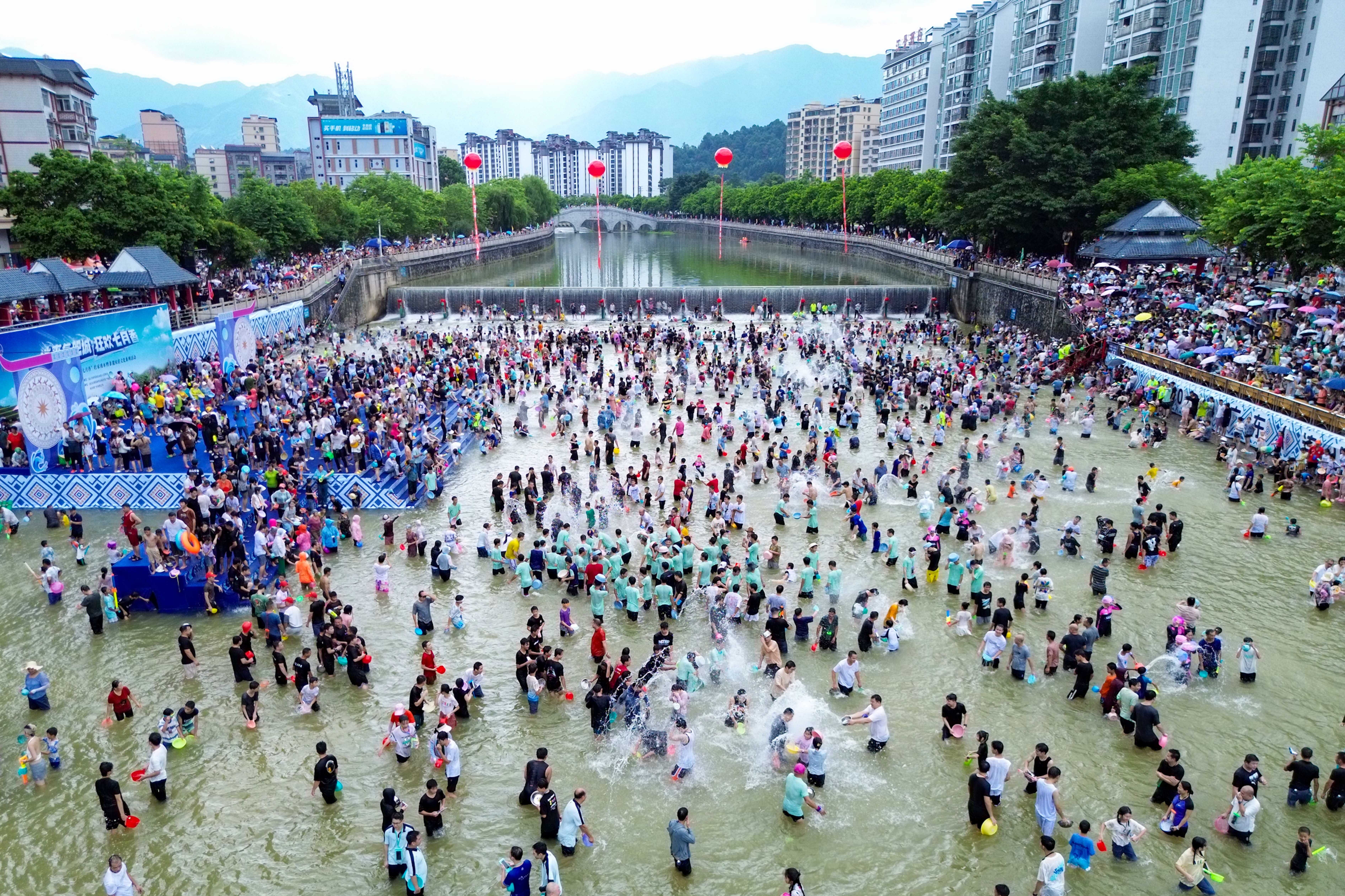 接住“泼天”祝福！清远连山“七月香”万人戏水狂欢