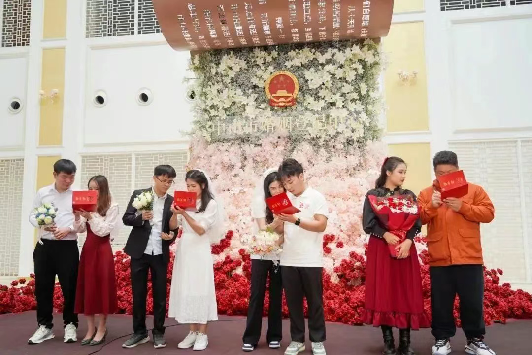 中山福彩推出“情牽520,，福彩來(lái)添彩”活動(dòng)  贈(zèng)送幸福刮刮樂(lè) 倡導(dǎo)文明新婚俗